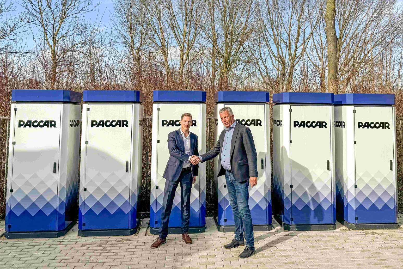 PACCAR Parts installs first power supply system at DAF dealer